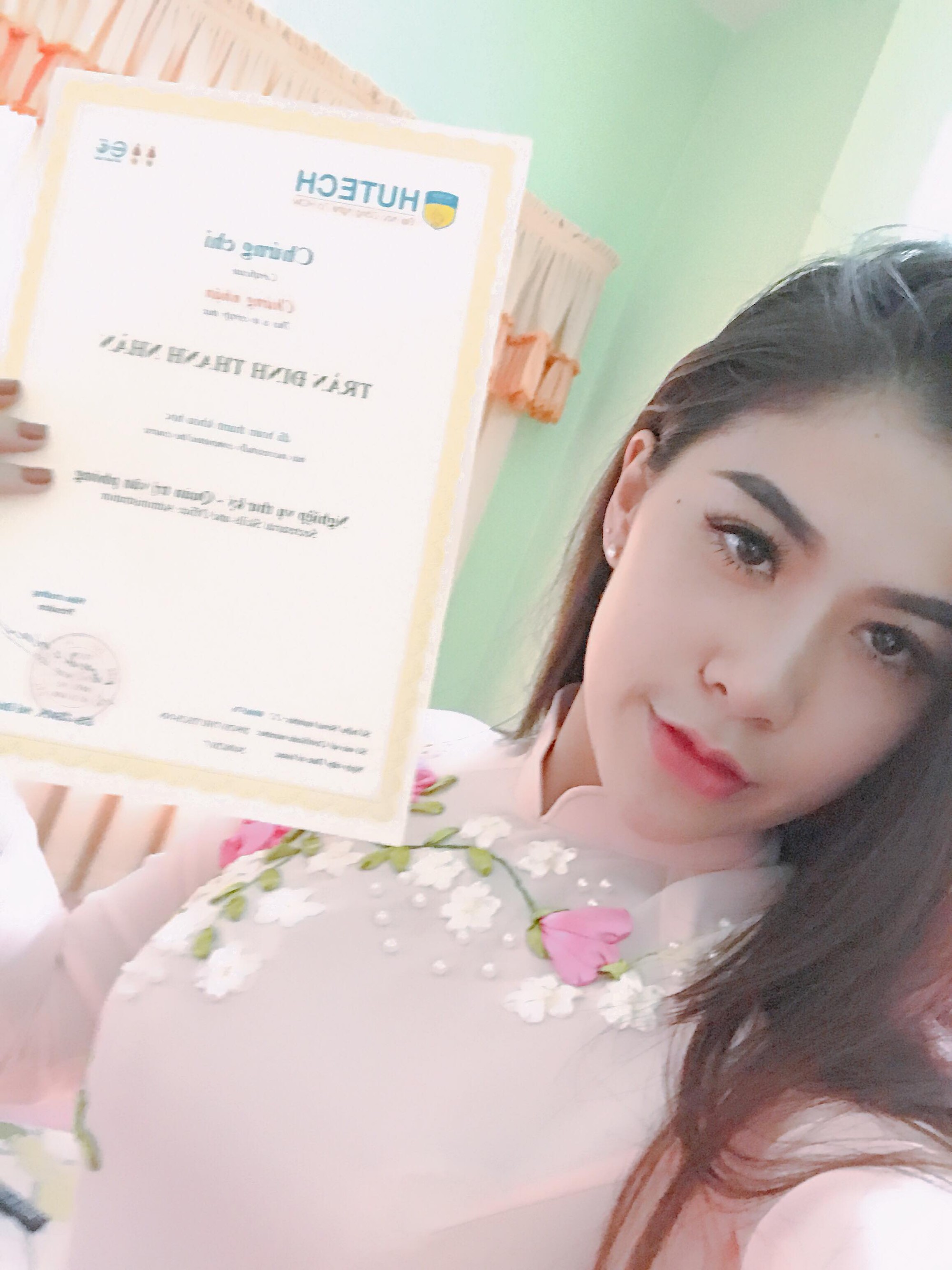 Động lực đi học mỗi ngày: Cô giáo biết 3 ngoại ngữ, chơi 4 nhạc cụ, gợi cảm hết nấc!